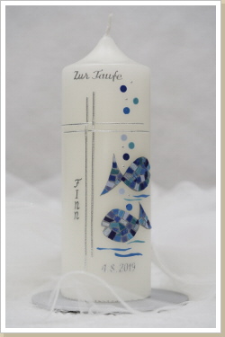 Taufkerze Finn, blau-silber, Best.Nr.111 Preis 39,-€ Taufkerze Finn, blau-silber, Best.Nr.111 Preis 39,-€
